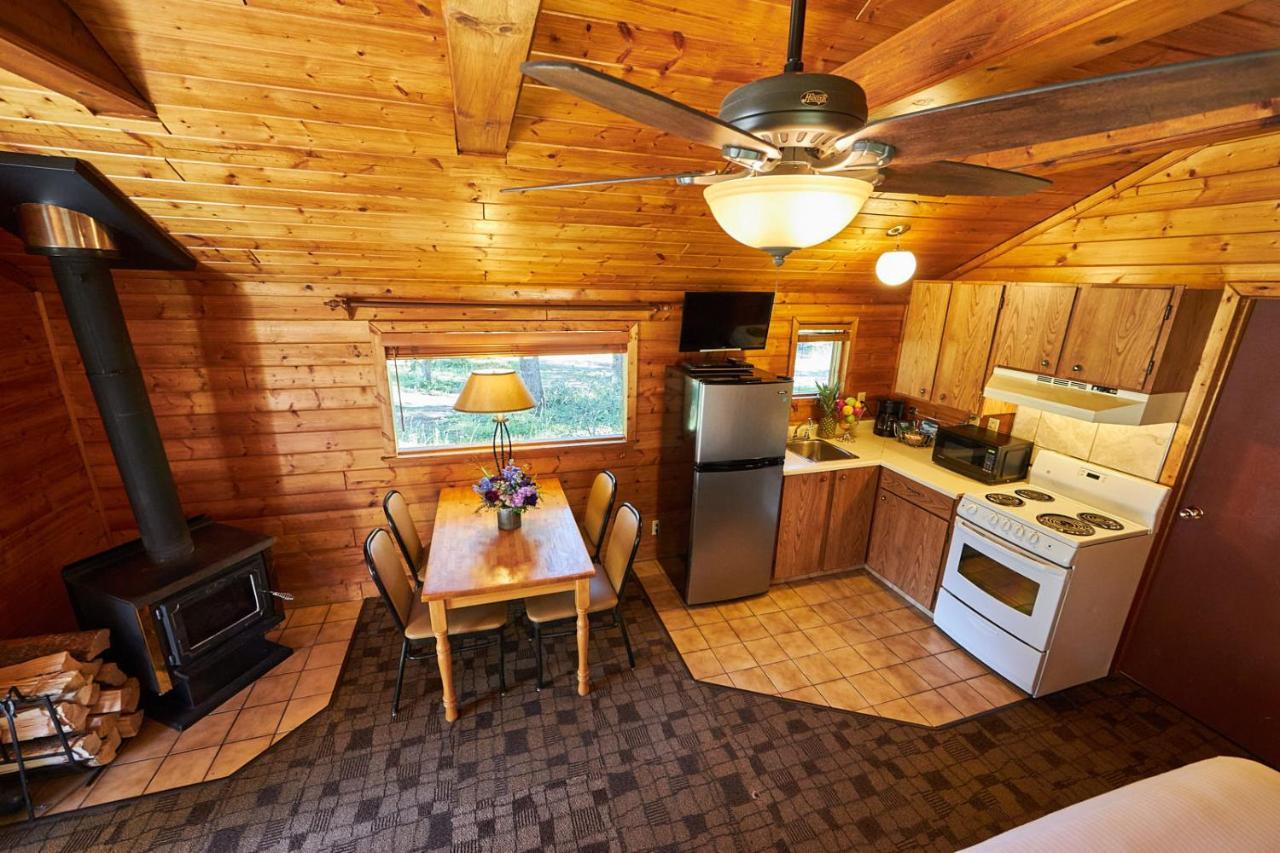 Castle Mountain Chalets ภายนอก รูปภาพ