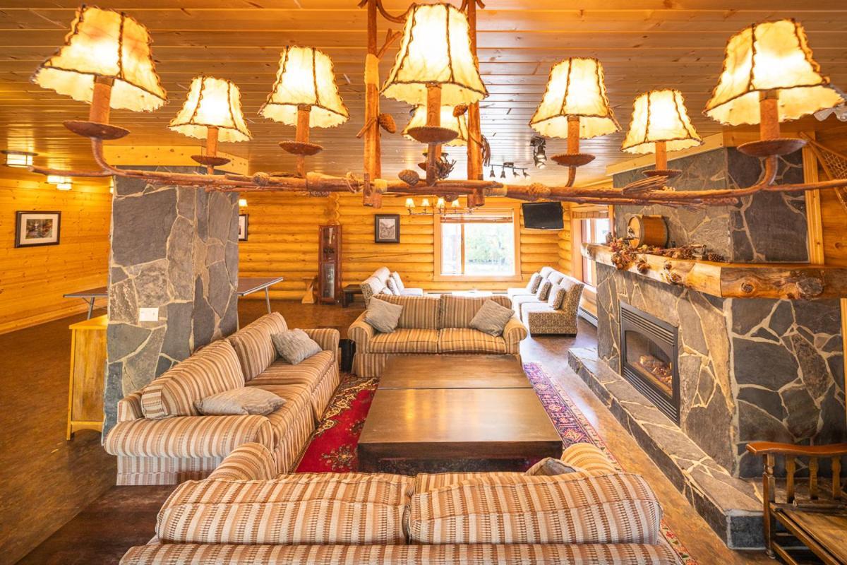 Castle Mountain Chalets ภายนอก รูปภาพ