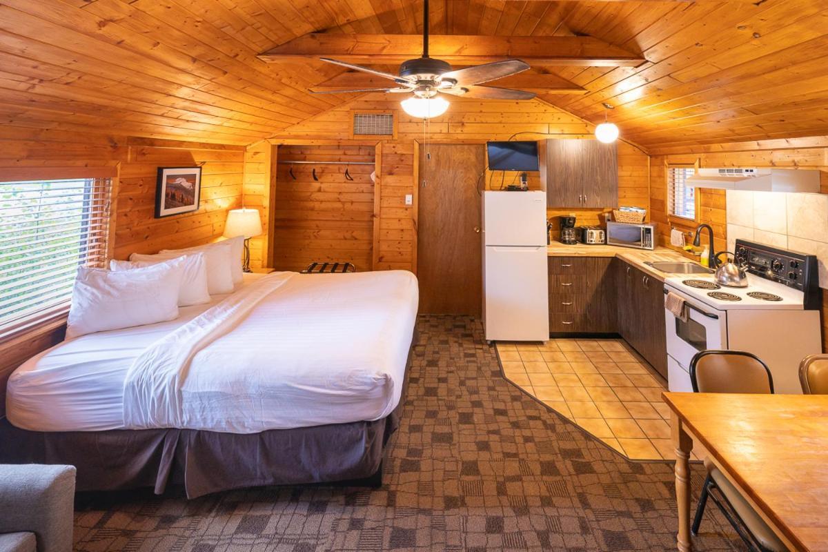 Castle Mountain Chalets ภายนอก รูปภาพ