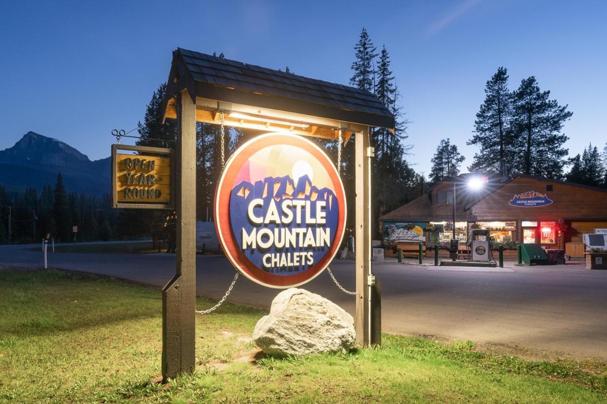 Castle Mountain Chalets ภายนอก รูปภาพ