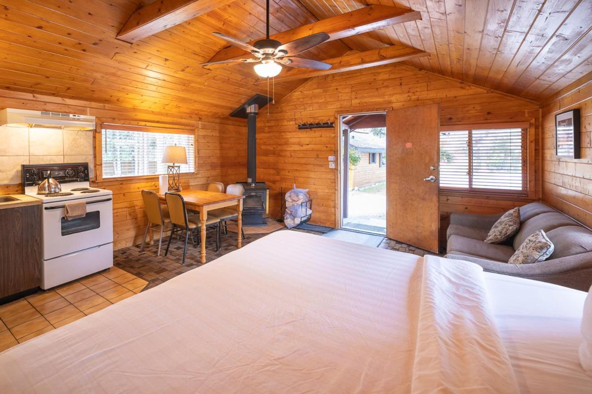 Castle Mountain Chalets ภายนอก รูปภาพ